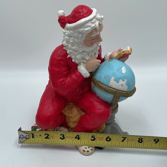 Christmas Corner -Santa Clause“Checking His List”Figurine - Picture 9 of 9